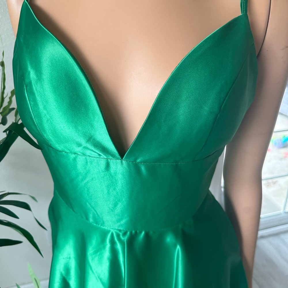 New Beautiful boutique Green Dress - Picture 3 of 3